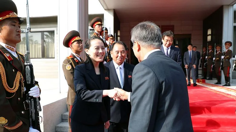 Kim Yo-jong serre la main de Moon Jae-in