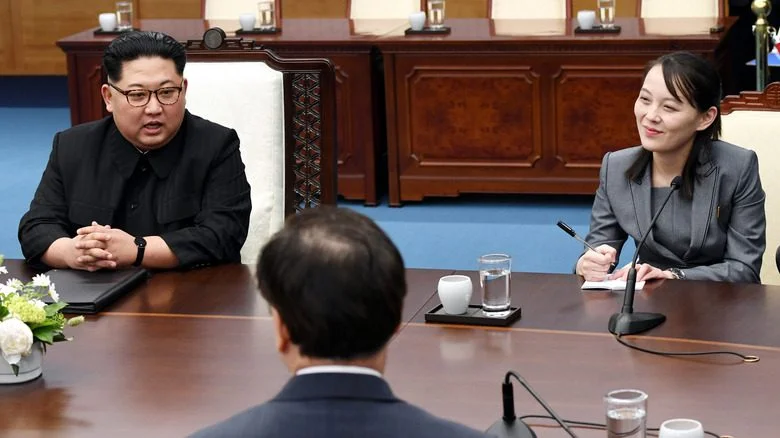 Kim Jong-un et Kim Yo-jong assis à une table