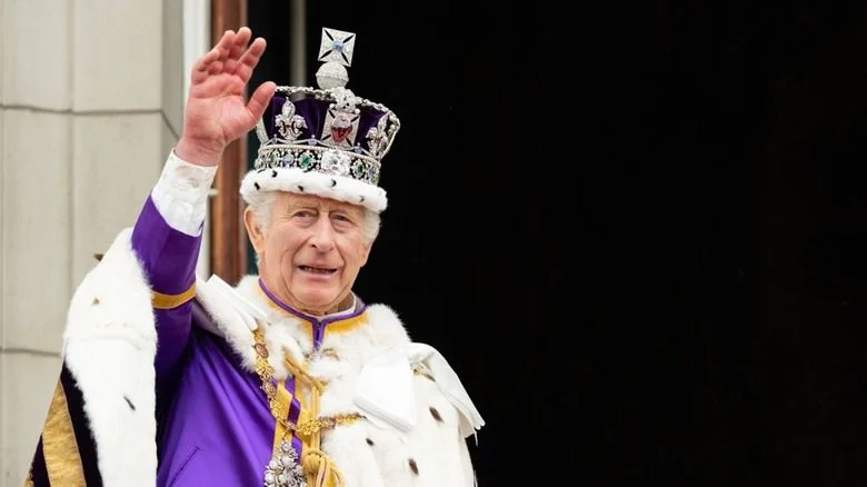 Roi Charles III agitant sa main