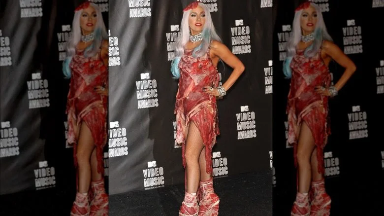Lady Gaga portant une robe en viande lors d'un événement