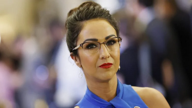 Lauren Boebert portant des lunettes