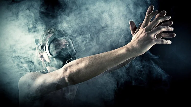 homme portant un masque à gaz
