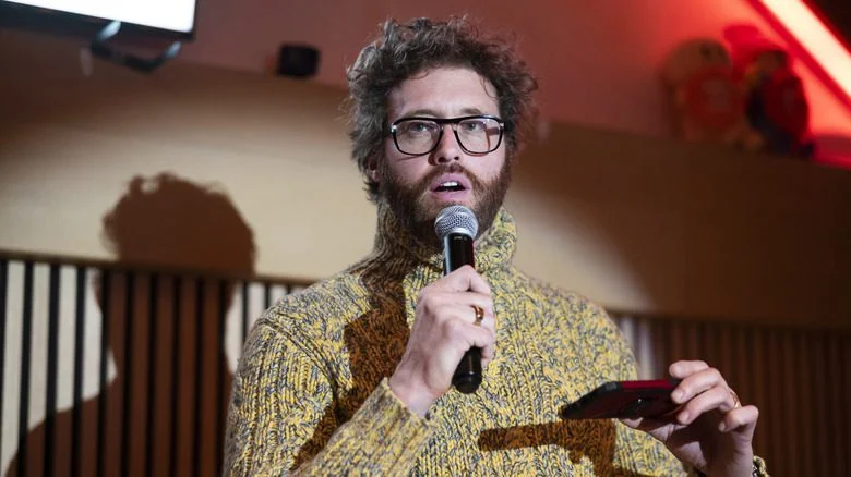 https://media.obscura.fr/2024/07/les-secrets-troublants-de-t-j-miller-derriere-le-sourire-comique_he-received-backlash-for-comments-about-women-then-claimed-to-have-been-misunderstood-1722023764_img_66aa4a0743c01.webp