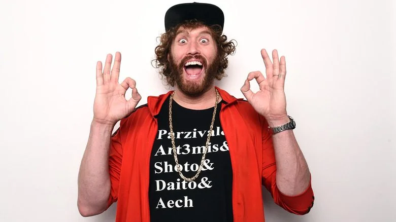 https://media.obscura.fr/2024/07/les-secrets-troublants-de-t-j-miller-derriere-le-sourire-comique_t-j-miller-allegedly-made-a-bomb-threat-1722023764_img_66aa4a0b69aa7.webp