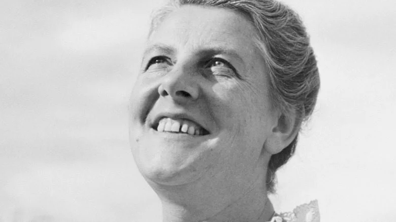 Maria von Trapp regarde vers le haut