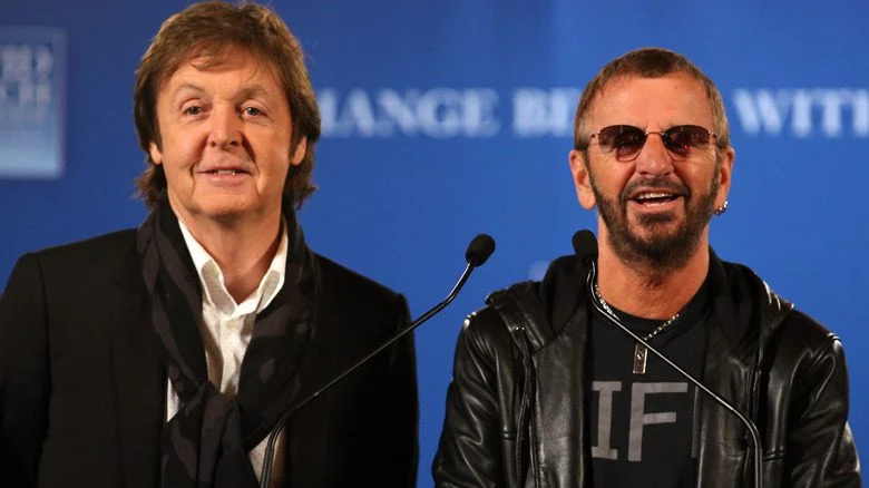 Paul McCartney et Ringo Starr souriants