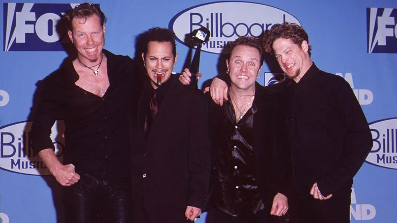 Metallica à un événement en chemises noires souriant