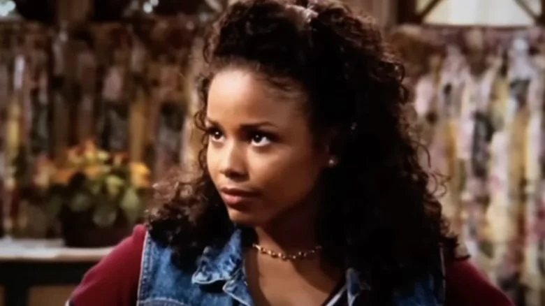 Michelle Thomas aux longs cheveux bouclés regardant vers le haut