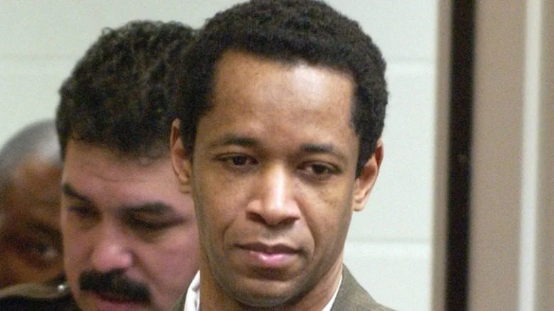 John Allen Muhammad regardant vers le bas