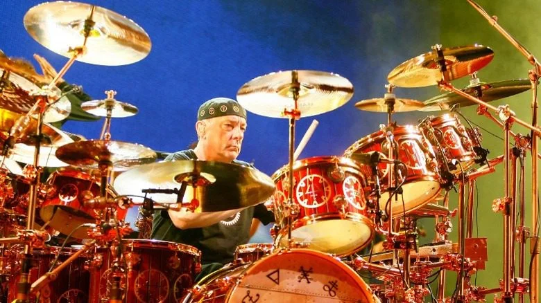 Neil Peart en train de jouer de la batterie sur scène