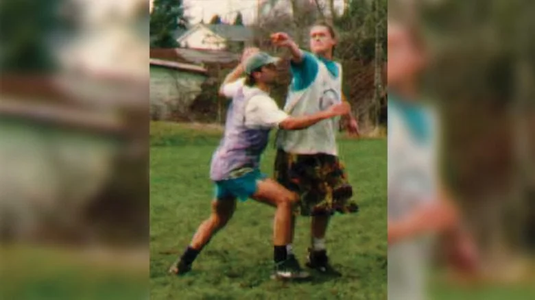 Nicholas Lovejoy jouant au frisbee ultime