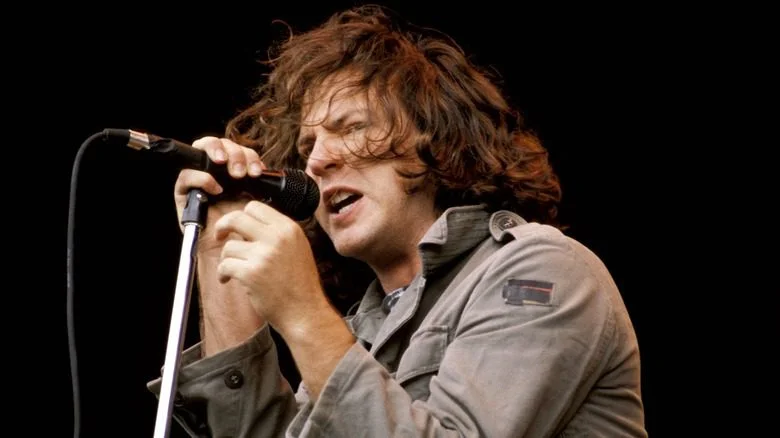 Eddie Vedder de Pearl Jam chantant dans un microphone