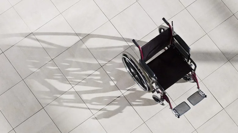 Fauteuil roulant vide dans le couloir