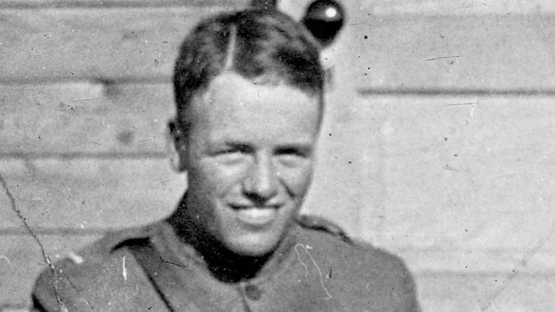 Quentin Roosevelt souriant en uniforme militaire