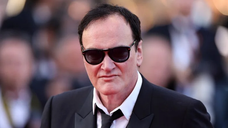 Quentin Tarantino portant des lunettes de soleil
