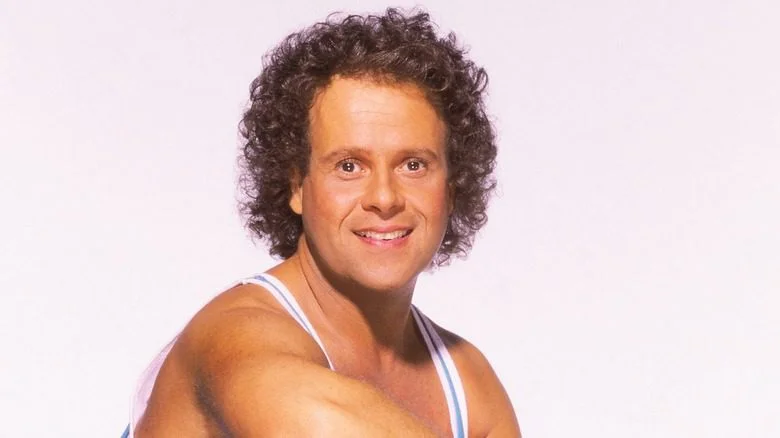 Richard Simmons poses en tenue de gym