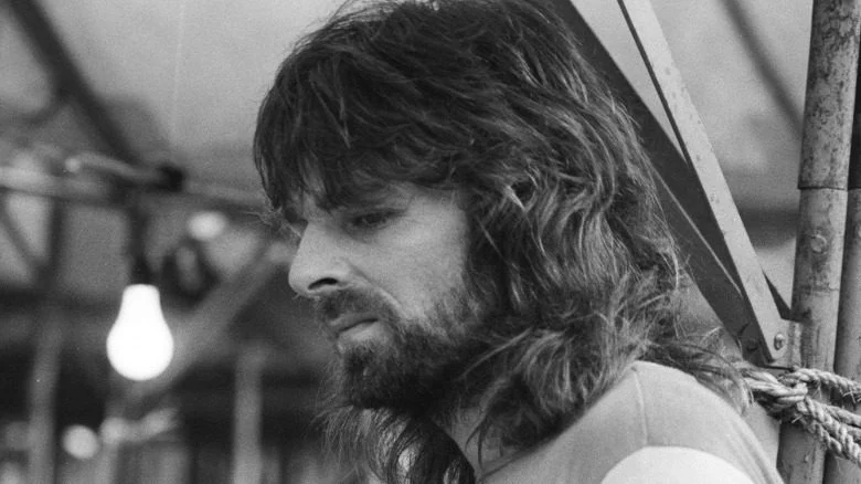 Richard Wright regardant ailleurs, en noir et blanc