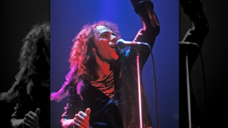 Ronnie James Dio chantant sur scène