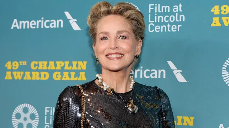 Sharon Stone souriante à un événement