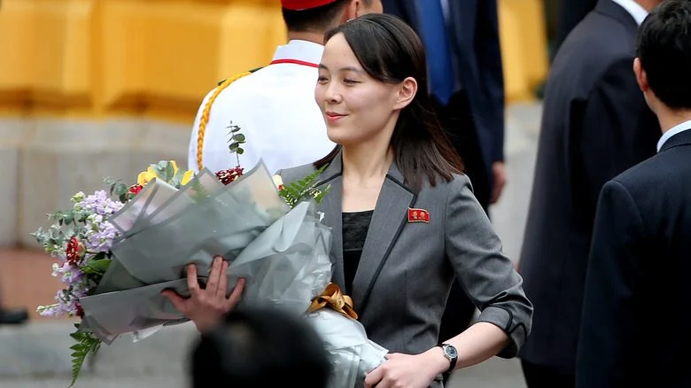 Kim Yo-jong tient un bouquet