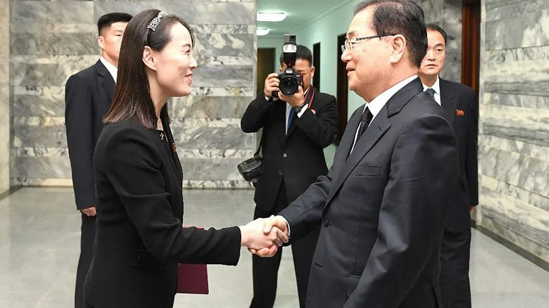 Kim Yo-jong serre la main de l'assistant à la sécurité de la Corée du Sud, Chung Eui-yong