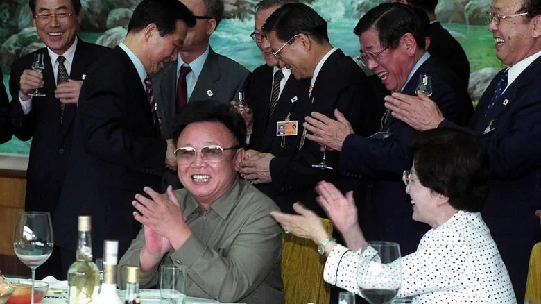 Kim Jong-il riant avec des politiciens