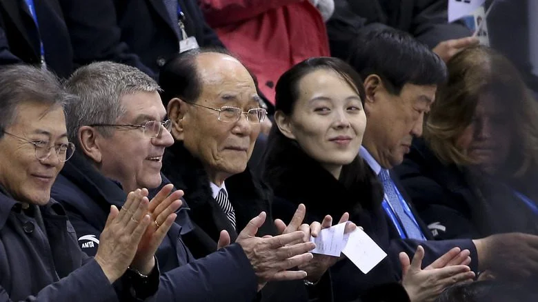 Kim Yo-jong applaudissant dans les gradins