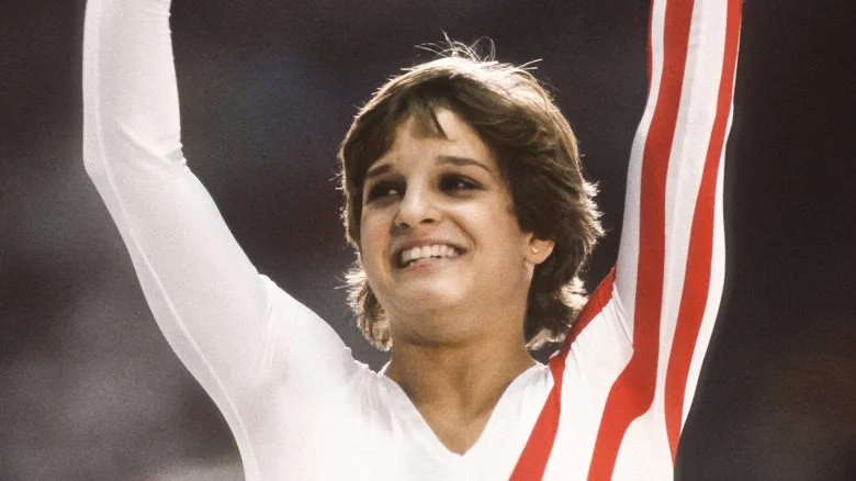 Mary Lou Retton souriante, bras levés