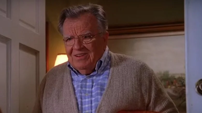 Terrence Beasor dans l'embrasure d'une porte, portant des lunettes