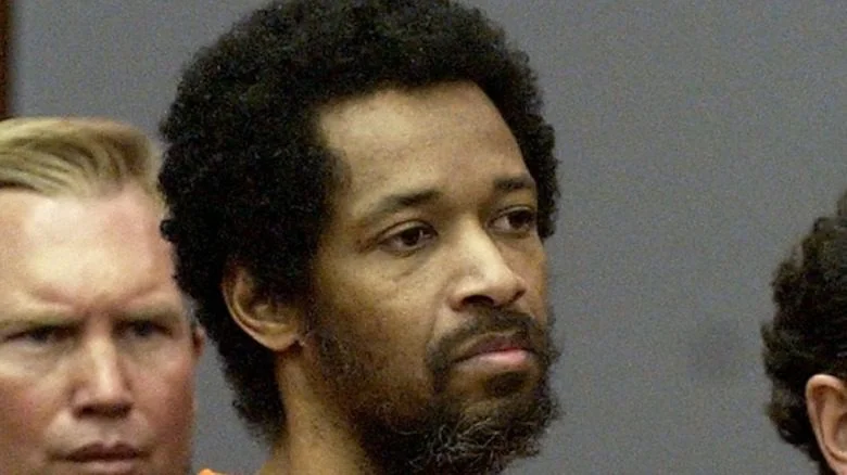 John Allen Muhammad regardant à gauche