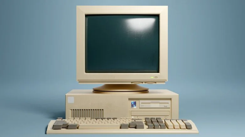 Ancien boîtier beige d'ordinateur et moniteur