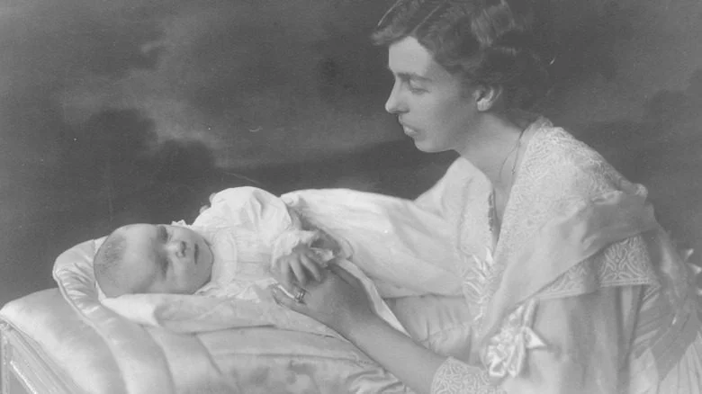 Eleanor avec le bébé Roosevelt Jr. en linge blanc
