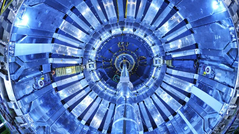 Machines bleues du Grand Collisionneur de Hadrons