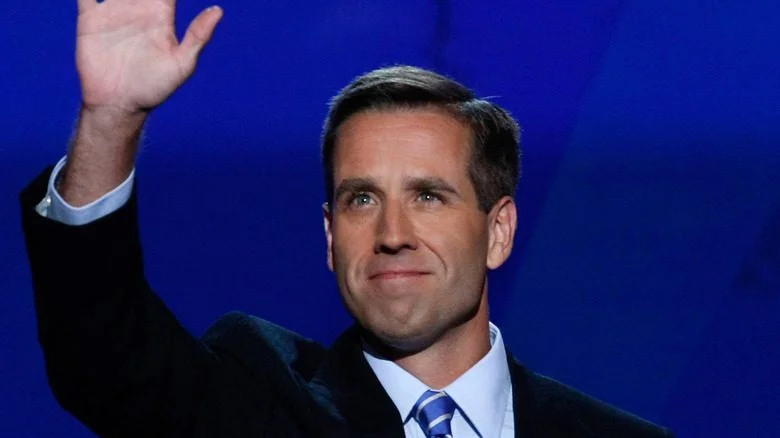 Beau Biden saluant
