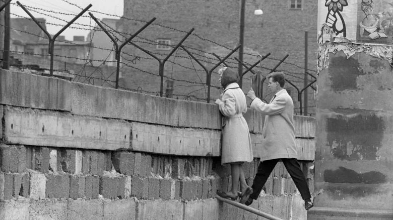 David Bowie jouant de la guitare