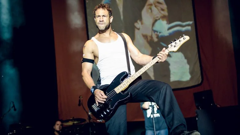 Jared Hasselhoff jouant de la basse