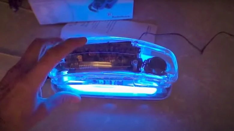 Téléphone RadioShack avec bordure néon