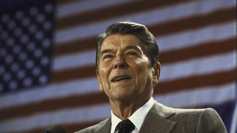 Ronald Reagan devant un drapeau américain