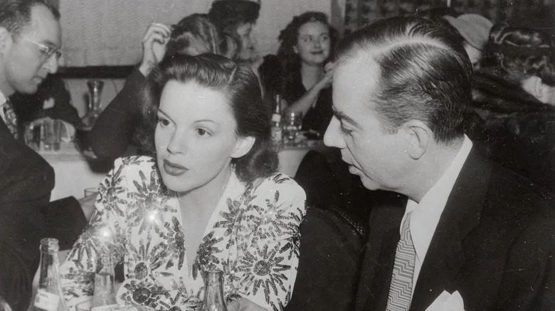 Vincente Minnelli et Judy Garland assis à une table