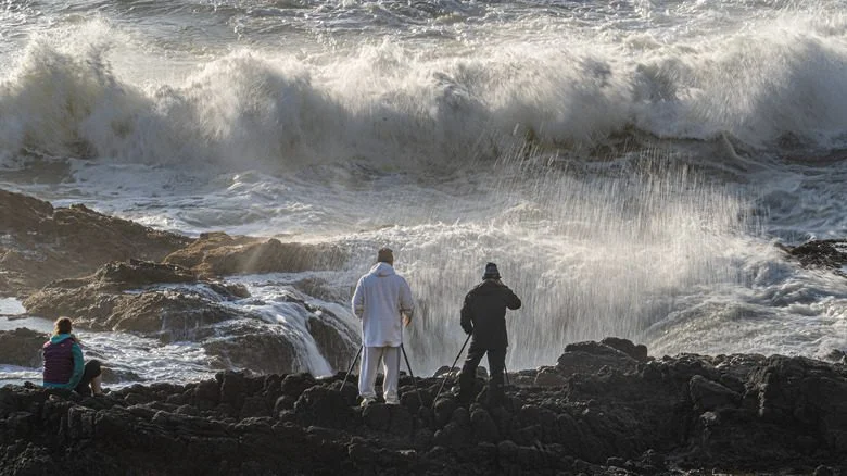 Visiteurs se tenant sur le rebord de Thor's Well