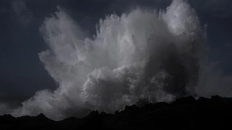 Vague se brisant contre le rivage de l'Oregon