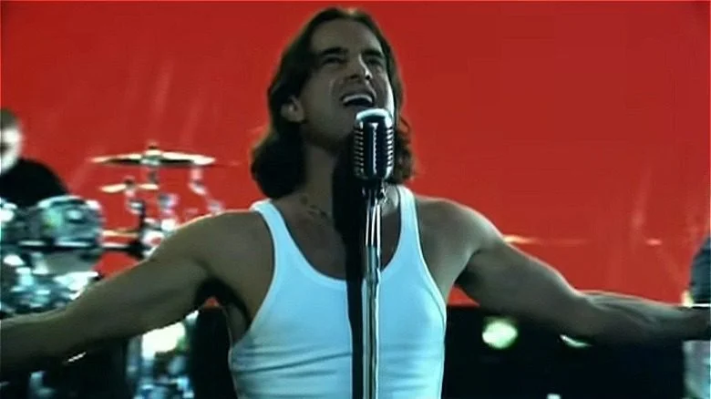 Scott Stapp en train de poser dans la vidéo de Higher