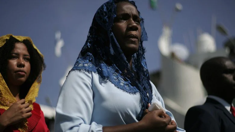 Femmes priant à La Luz del Mundo
