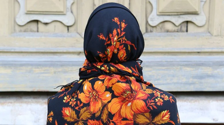 Femme portant un foulard russe sur la tête