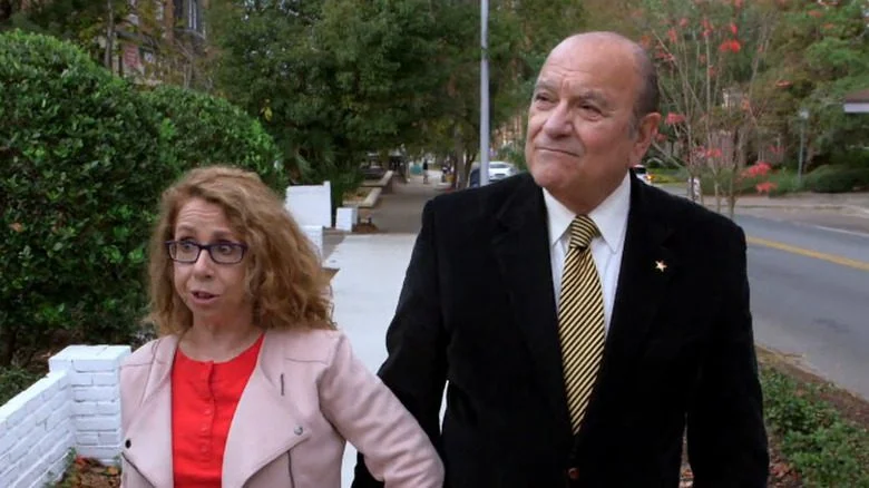 Kathy Kleiner marchant avec l'ancien shérif Ken Katsaris