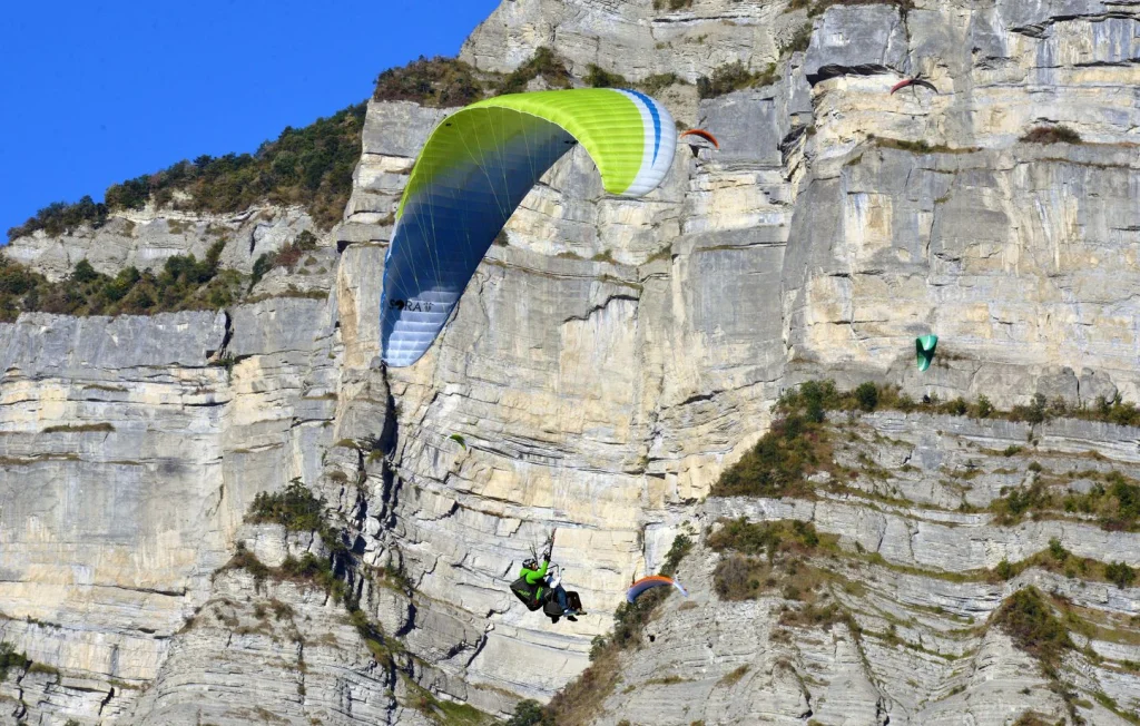 Accident tragique en Haute-Savoie : un parapentiste de 68 ans décède