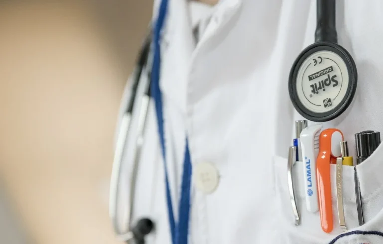 Agression à Marseille : Médecin mordue par deux patientes frustrées