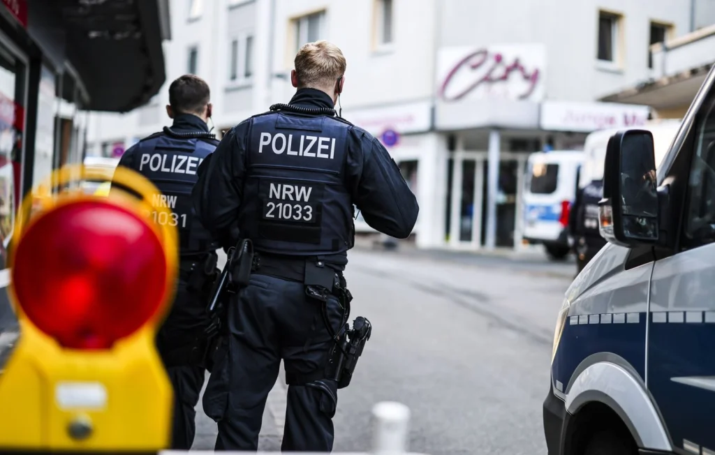 Attaque au couteau à Solingen : trois morts, suspect en fuite recherché