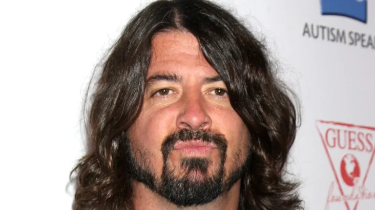 Dave Grohl partage une règle surprenante pour enregistrer avec Foo Fighters