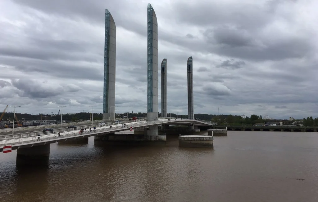 Disparition d'un homme en jet-ski sur la Garonne à Bordeaux : enquête en cours